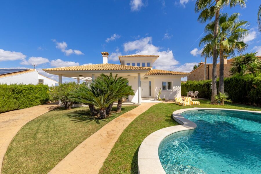 Contemporary villa near Llucmajor
