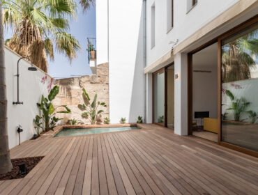 Light-filled two-bedroom loft style home for sale with sea-view roof terrace in gènova