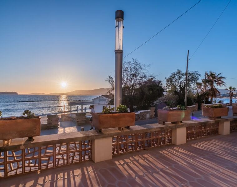 Architect-designed coastal townhouse for sale in palma with heated pool and roof terrace