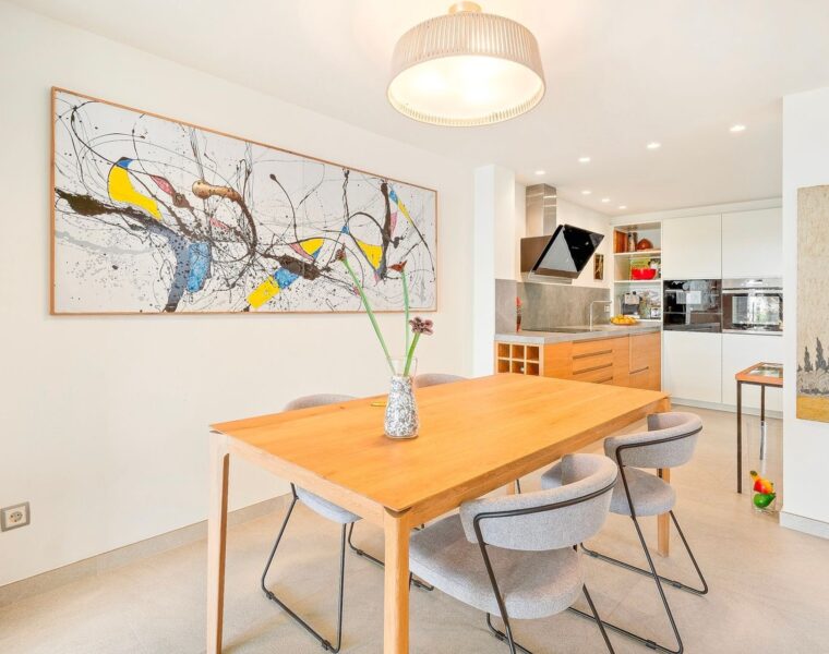 Renovierte dachgeschosswohnung mit terrasse und bergblick in palma zu verkaufen