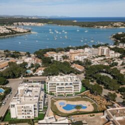 Erdgeschosswohnung zum verkauf mit privatem garten, gemeinschaftspool, südwest-ausrichtung in portocolom