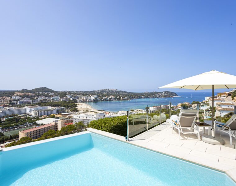 Raffinierte mediterrane villa mit blick auf landschaft und golfplatz in santa ponsa