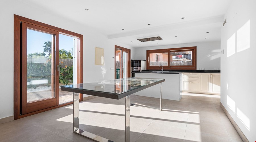 Modern ground-level house with pool and a serene setting in calvià - 2.900.000€