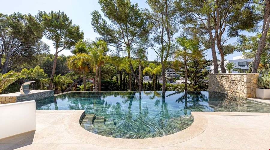 Raffinierte mediterrane villa mit blick auf landschaft und golfplatz in santa ponsa Energy-efficient mediterranean villa for sale close to the golf course and the sea in santa ponsa