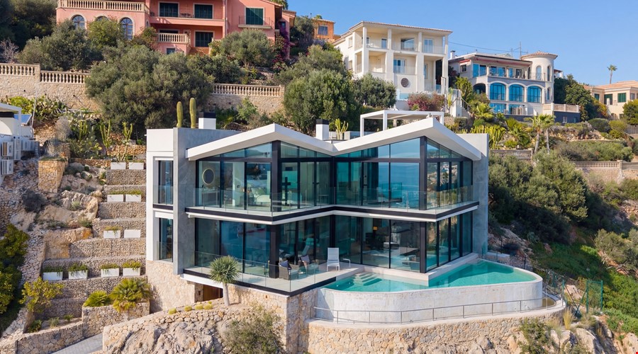 Renovated five-bedroom villa with guest apartment and garden for sale in costa de la calma