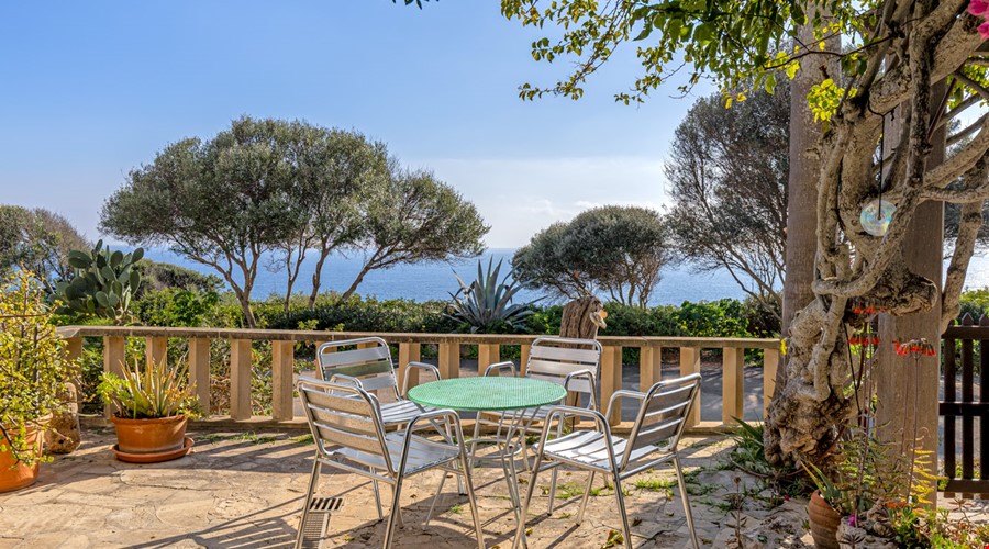 Moderne villa mit meerblick und pool in der nähe von santanyí Sea-view villa for sale with saltwater pool and rental licence in cala figuera