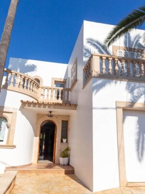 Spacious detached house for sale with pool, terraces and garage in cala d'or