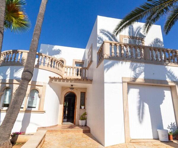 Spacious detached house for sale with pool, terraces and garage in cala d'or