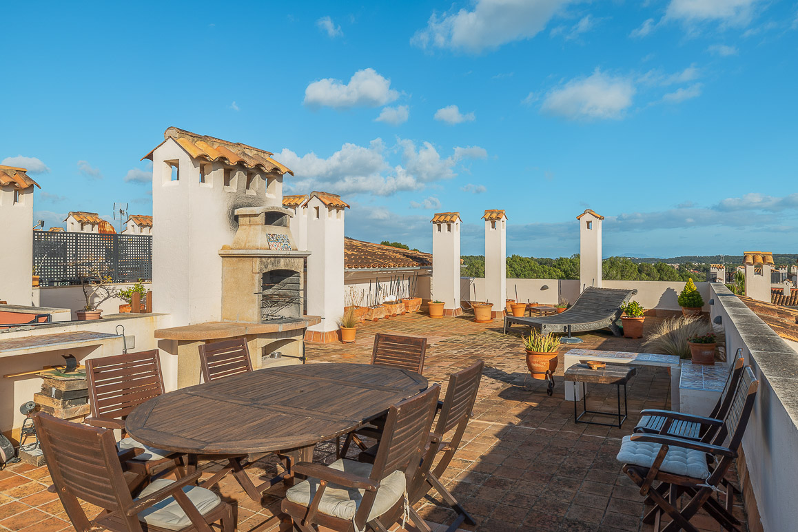 Spacious three-bedroom penthouse with private roof terrace for sale in santa ponsa