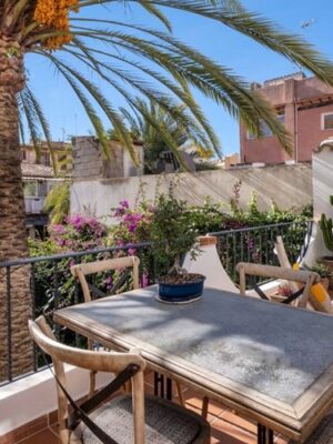 Renovated two-bedroom apartment for sale in santa catalina, palma