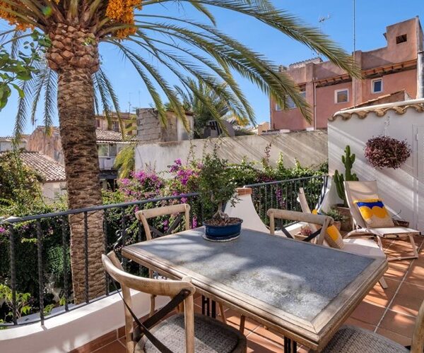 Renovated two-bedroom apartment for sale in santa catalina, palma