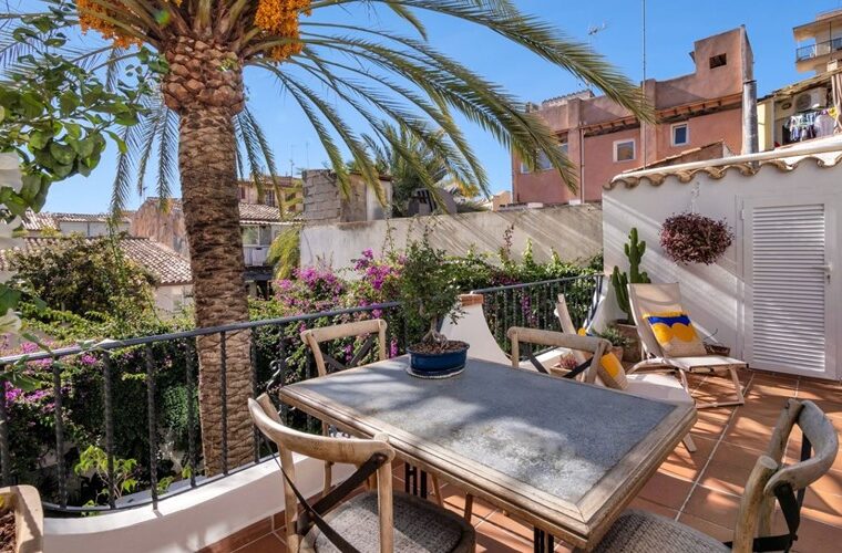 Renovated two-bedroom apartment for sale in santa catalina, palma