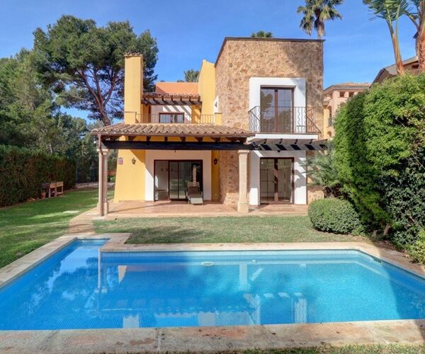 Golf-front villa for sale in santa ponsa with private pool in ses penyes rotges