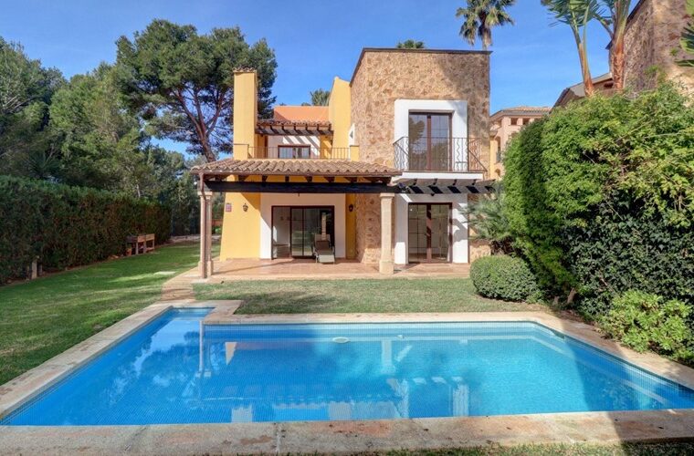 Golf-front villa for sale in santa ponsa with private pool in ses penyes rotges