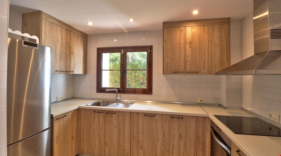 Golf-front villa for sale in santa ponsa with private pool in ses penyes rotges