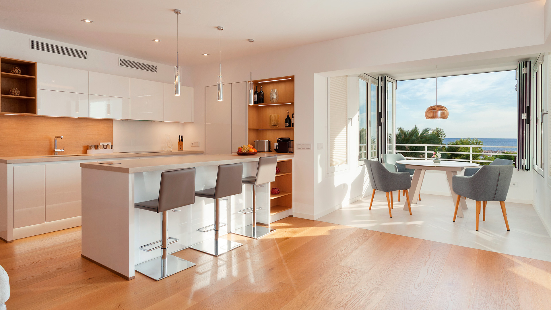 Coastal apartment with private terraces & parking for sale in puerto portals