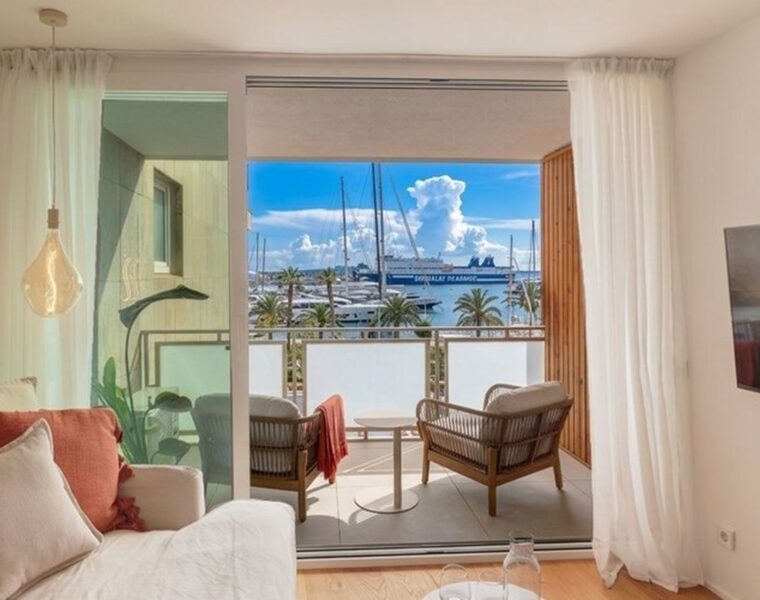 Three-bedroom penthouse for sale with terrace and sea views in palma