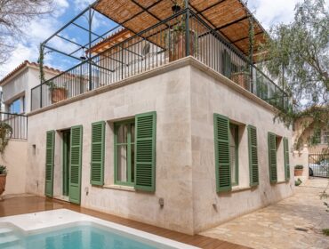 Refined mediterranean townhouse with pool and spacious garage for sale in cas català