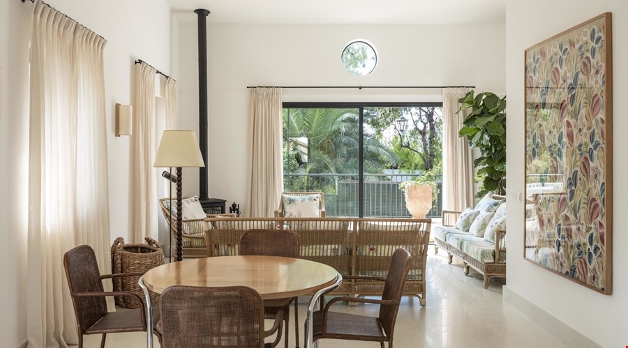 Triplex-penthouse mit panoramablick auf das meer und dachterrasse zum verkauf in cas català Refined mediterranean townhouse with pool and spacious garage for sale in cas català