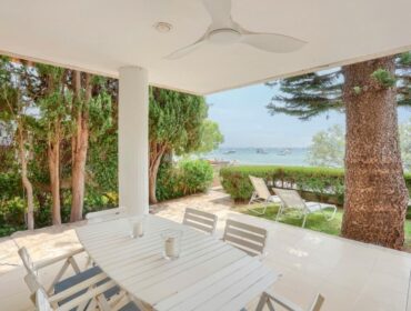 Seafront ground floor apartment with beach access for sale in puerto pollensa