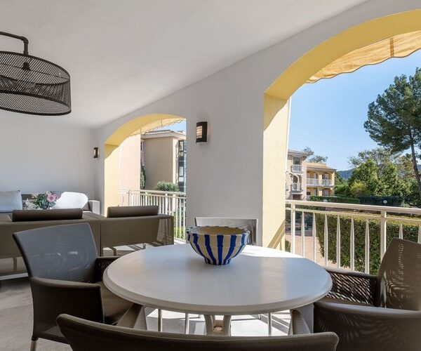 Renovated apartment for sale with large sun terrace and pool access in santa ponsa