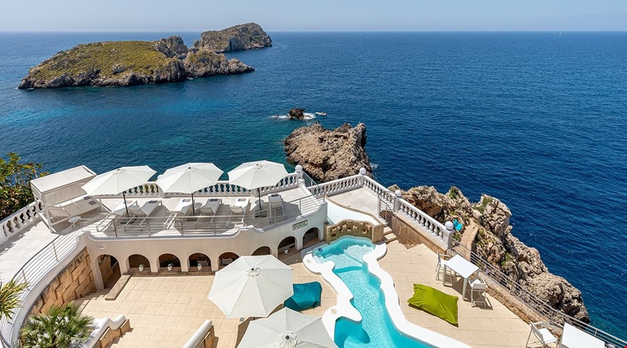 Raffinierte mediterrane villa mit blick auf landschaft und golfplatz in santa ponsa Cliffside villa with panoramic sea views and private beach access for sale in santa ponsa