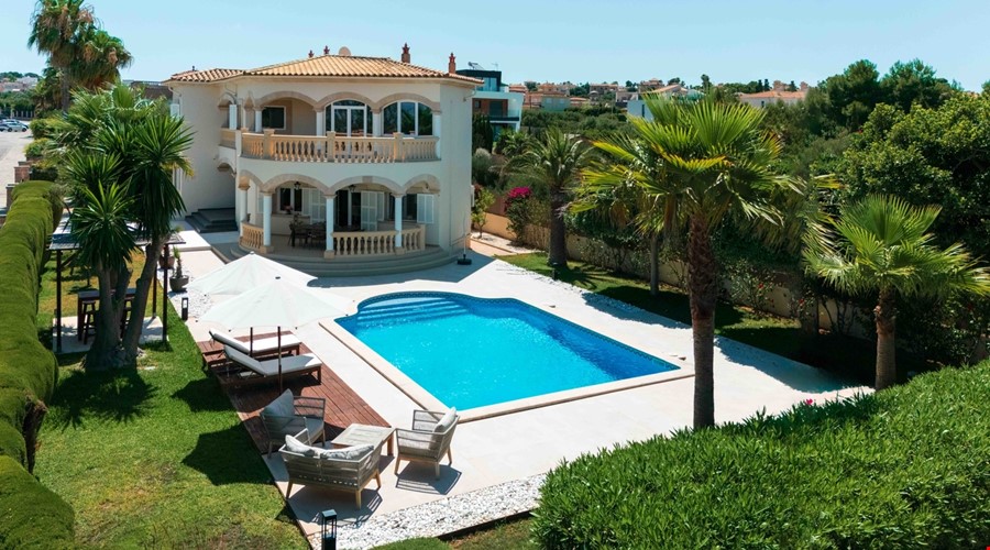 Sea-view villa with pool and panoramic balconies for sale in palma