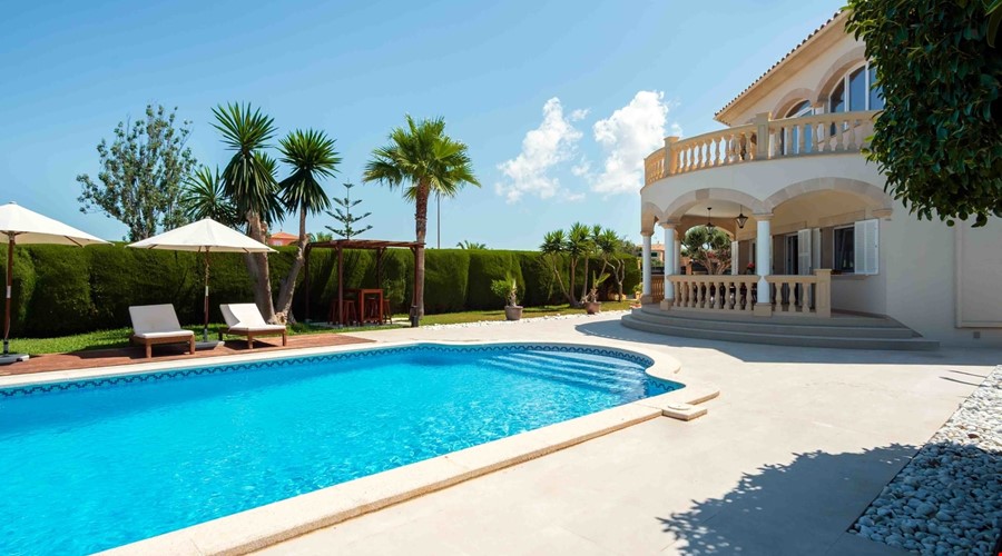 Sea-view villa with pool and panoramic balconies for sale in palma