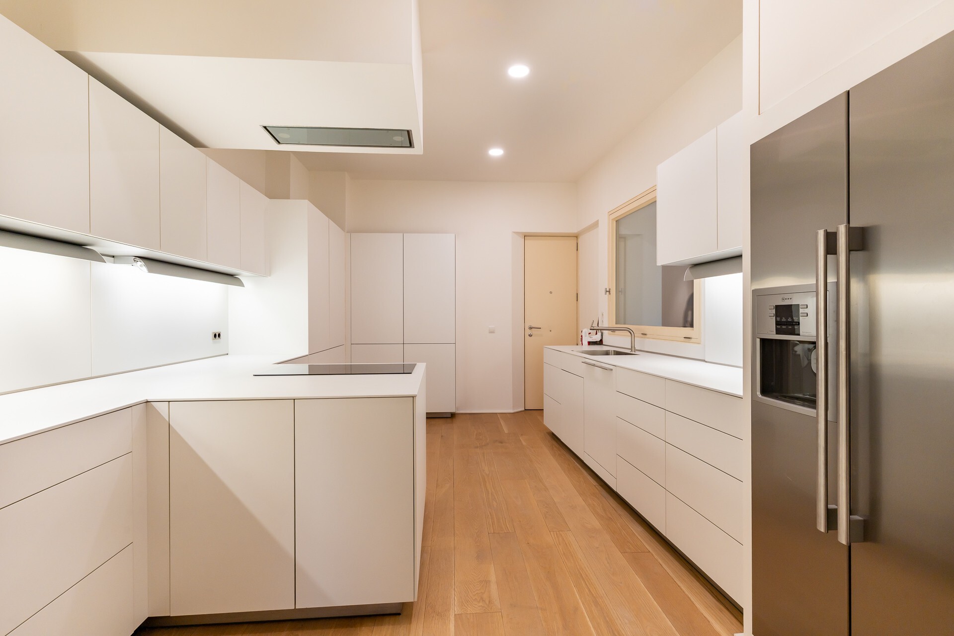 Ático de tres dormitorios en venta con terraza y vistas al mar en palma