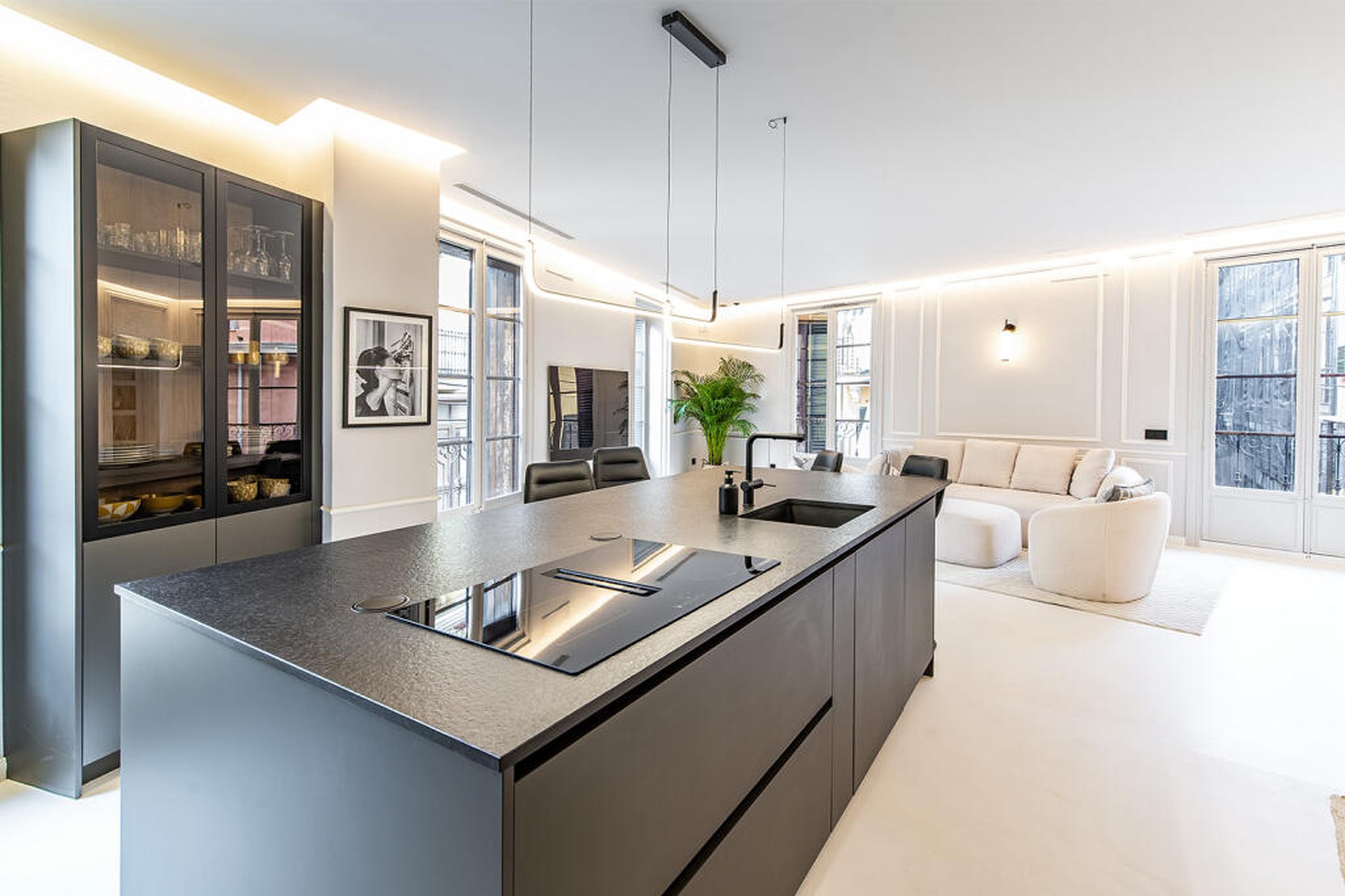 Ático de tres dormitorios en venta con terraza y vistas al mar en palma