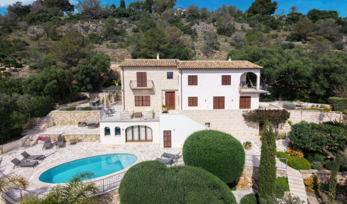 Five-bedroom coastal villa with rental licence in genova