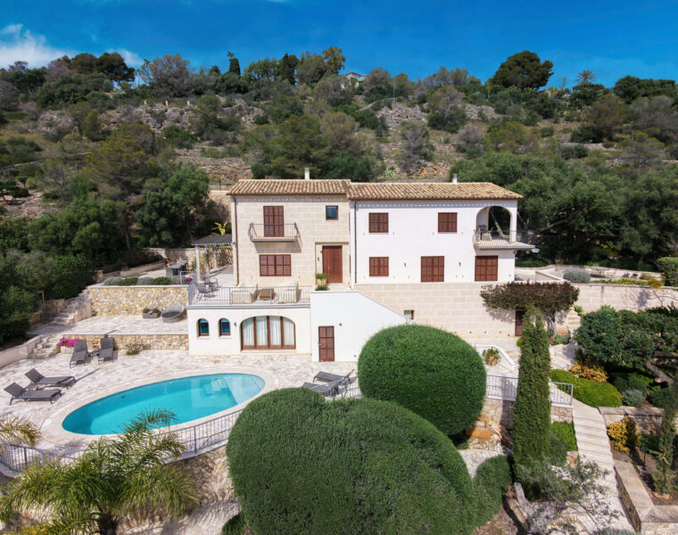 Five-bedroom coastal villa with rental licence in genova