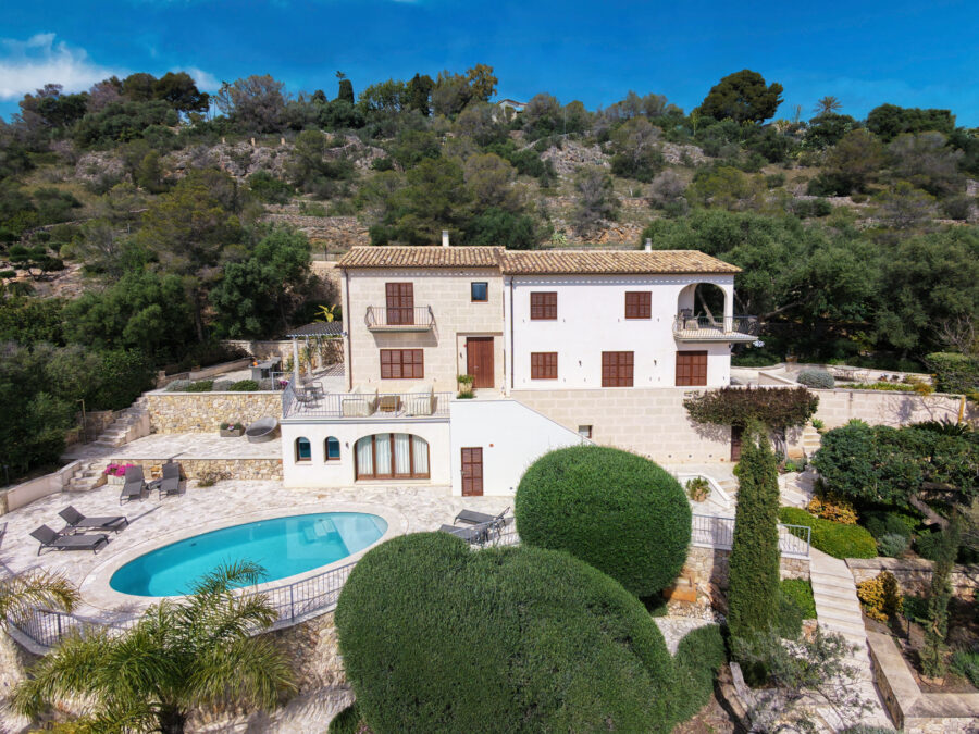 Five-bedroom coastal villa with rental licence in genova