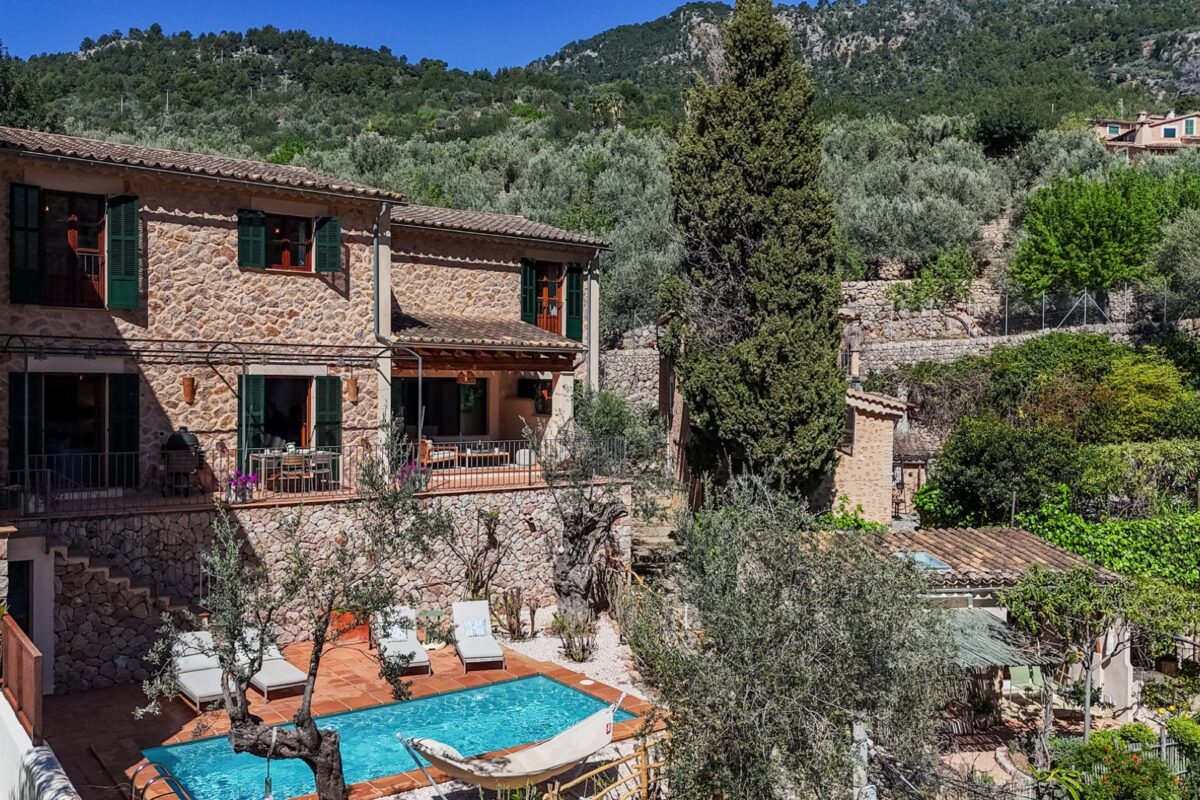 Traditionelle Steinfinca mit privatem Pool und majestätischem Bergblick zum Verkauf in Fornalutx