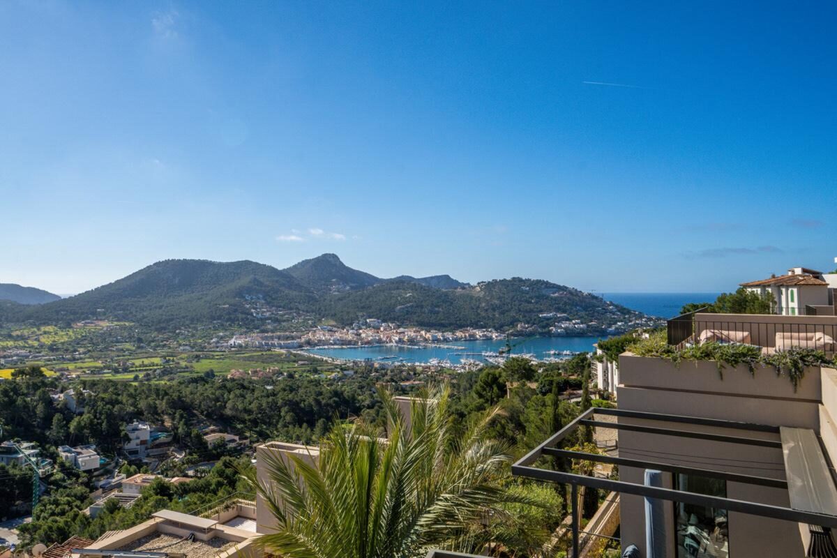 Moderne mediterrane Villa mit Meerblick und Vermietungslizenz in Port d’Andratx