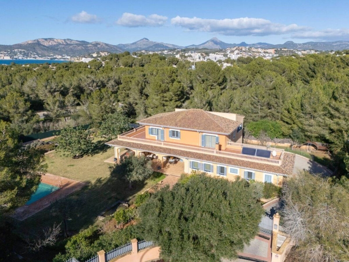 Großzügige mediterrane Villa mit weitläufigem Grundstück zum Verkauf in Santa Ponsa