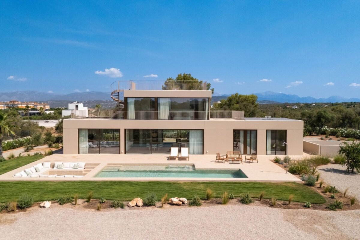 Moderne Villa mit fünf Schlafzimmern und weitem Küstenblick zum Verkauf in Son Gual