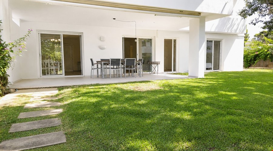 Großzügige Erdgeschosswohnung mit privatem Garten und Poolzugang in Pollensa zu verkaufen
