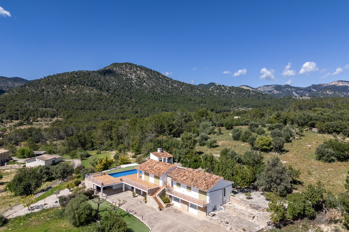 Finca mit acht Schlafzimmern und spektakulärem Meerblick zum Verkauf in Santa María del Camí