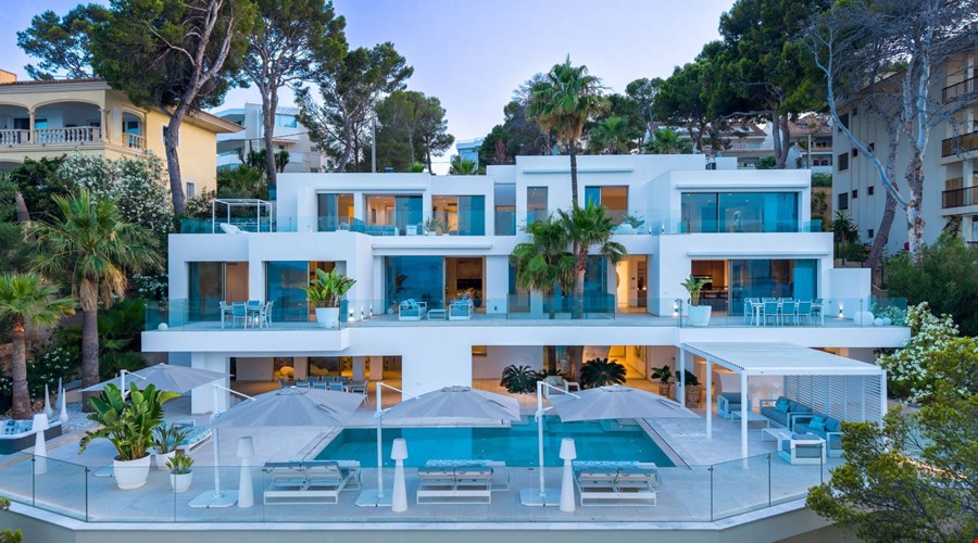 Exceptional frontline coastal residence with five suites in sol de mallorca