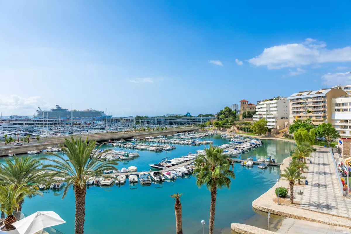 Modernes Apartment mit drei Schlafzimmern mit Hafenblick in Palma