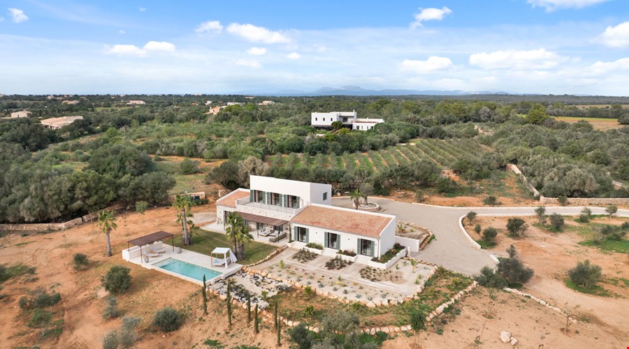 Neu gebaute Natursteinfinca mit mediterranen Gärten in Ses Salines