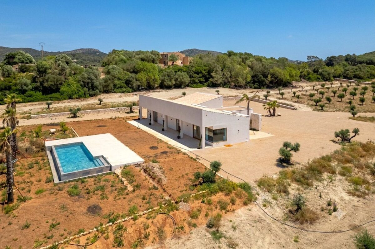 Zeitgenössisches Finca-Anwesen mit vier Schlafzimmern und Panoramablick zum Verkauf in Llucmajor