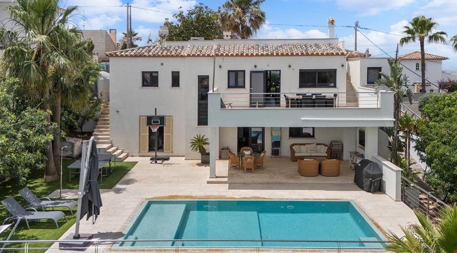 Moderne Villa mit vier Schlafzimmern und privatem Pool zum Verkauf in El Toro