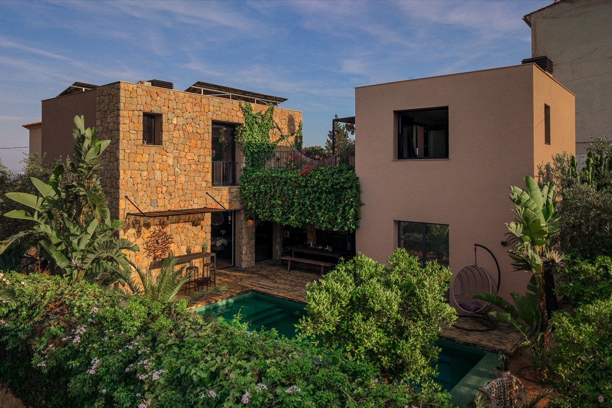 Zeitgenössische Villa mit vier Schlafzimmern, Salzwasserpool und Meerblick in Gènova