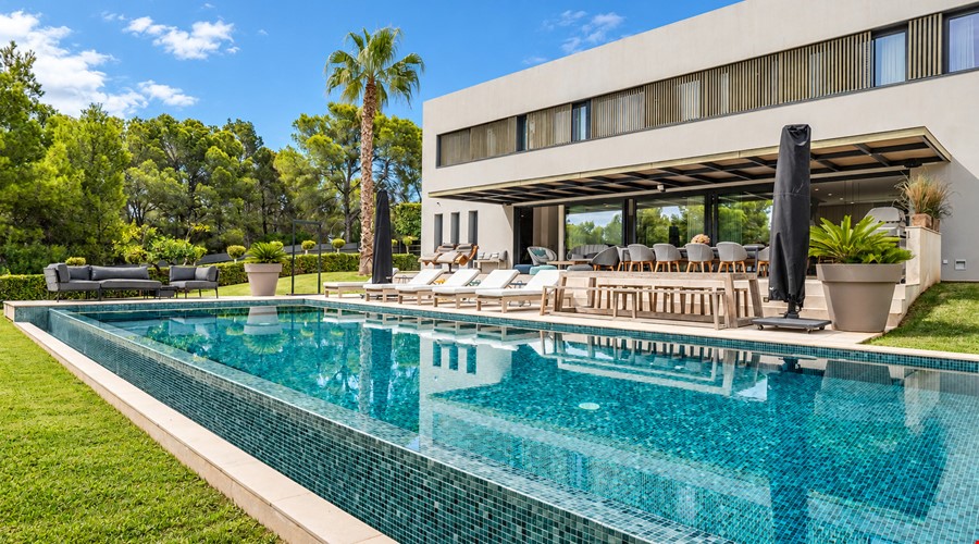 Zeitgenössische Villa mit sechs Schlafzimmern direkt am Naturschutzgebiet in Santa Ponsa