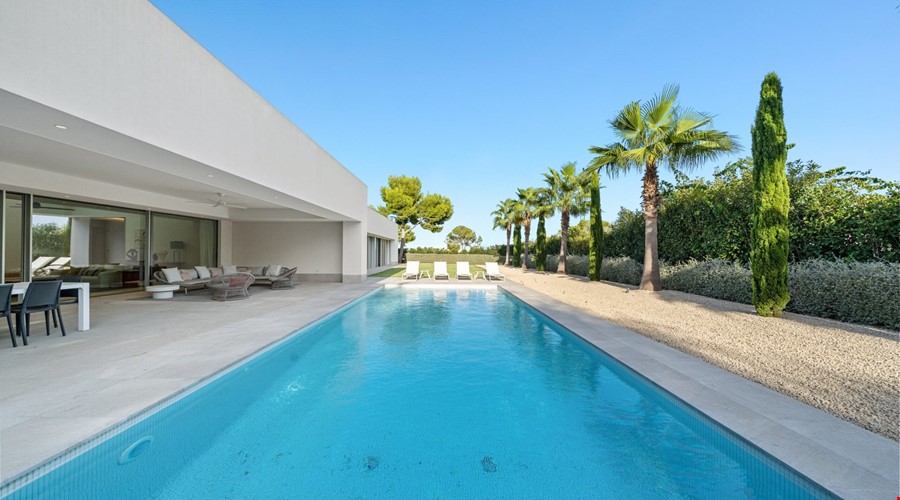Exquisite moderne Villa auf einer Ebene mit Salzwasserpool zum Verkauf in Sol de Mallorca